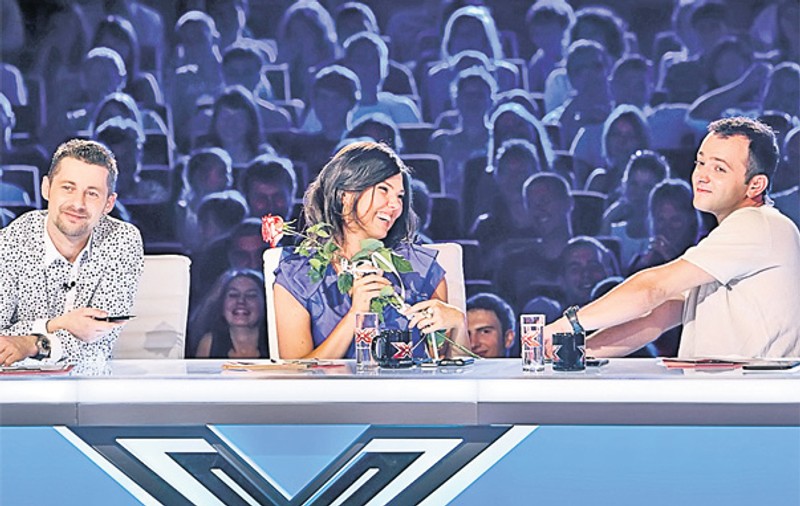 Un concurent de la «X Factor» a găsit soluţia de a o cuceri pe «jurata» Paula Seling
