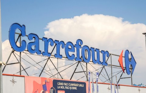 București, România – 13 iunie 2021: Logo-ul lanțului francez de magazine Carrefour, în București.