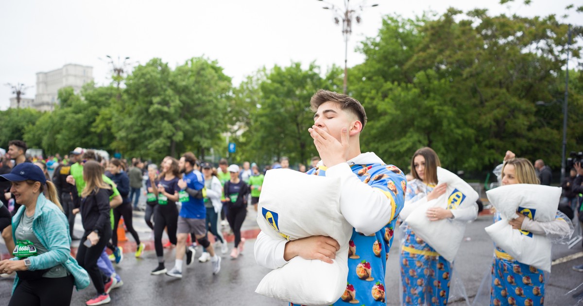 IKEA - poza cu maratonistii aflati in strada, tinand perne ikea in brate