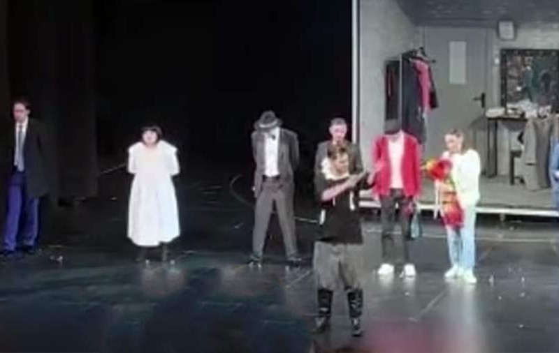 Un actor rus și-a tăiat venele pe scenă, după ce a jucat într-o piesă la teatrul din Ulan-Ude: „Am obosit, nu mai pot”