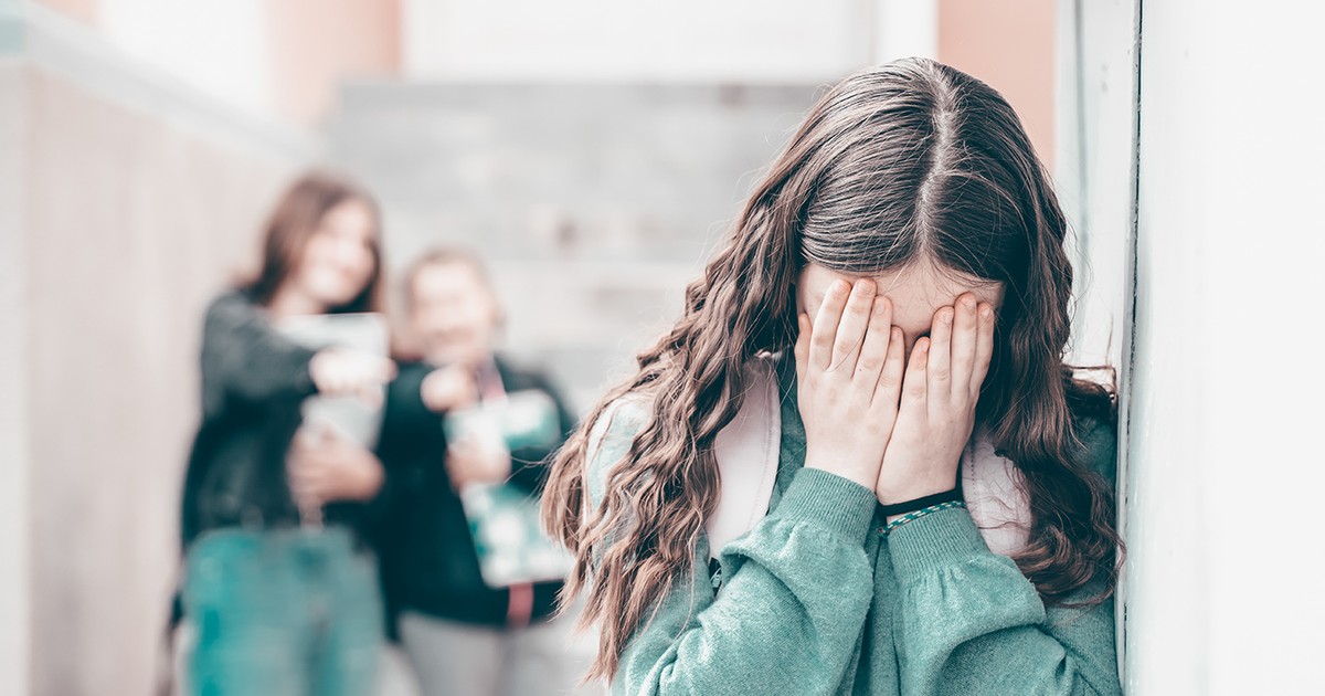 Fată hărțuită la școală. Izolare școlară educațională și concept de hărțuire