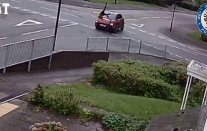 Momentul în care un șofer lovește o biciclistă și o aruncă prin aer, la Coventry, difuzat de poliție cu acordul victimei: „Sper ca șoferii care văd această filmare să fie mai responsabili”