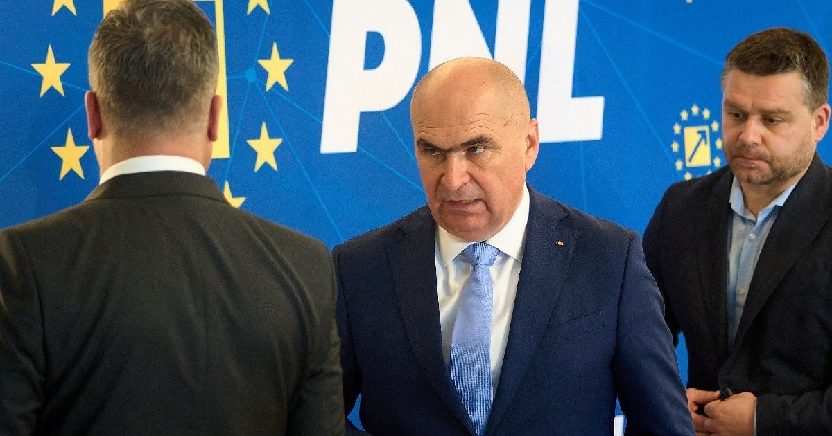 Adrian Vestea e cu spatele si la el se uită încruntat Ilie Bolojan, alături de Ciprian Ciucu