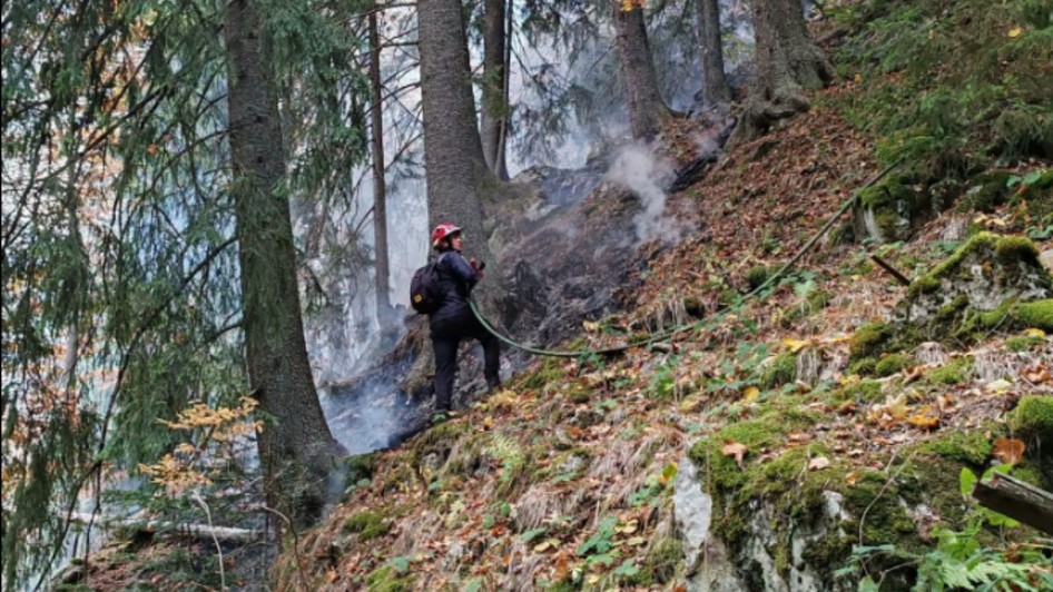 Un pompier în timp ce stinge un incendiu de vegetatie
