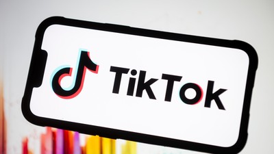 Logo-ul TikTok afisat pe un smartphone. Foto cu caracter ilustrativ. Sursă hepta 8023065-