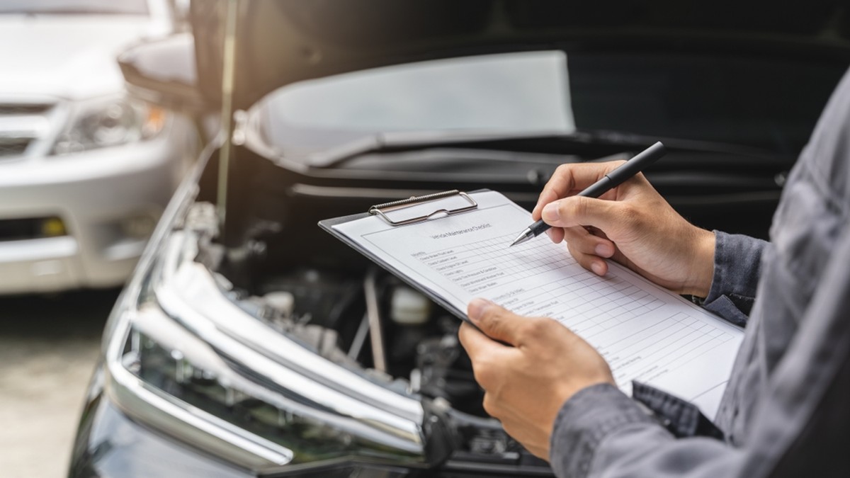 Cât timp poți circula cu ITP expirat - Imagine cu o maşină aflată la Inspecţia Tehnică Perioadică