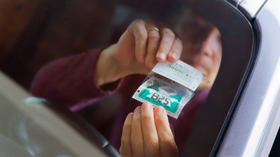 Anbringen der Vignette an der Windschutzscheibe.