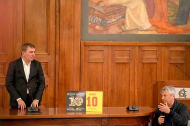 Mircea Lucescu (D) sustine un discurs in timpul lansarii cartii autobiografice „Hagi – Drumul meu”, miercuri, 26 martie 2025, in Bucuresti. ANDREEA ALEXANDRU / MEDIAFAX FOTO