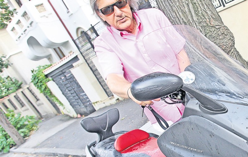 Ilie Năstase se plimbă cu scuterul de la Ţiriac | EXCLUSIV