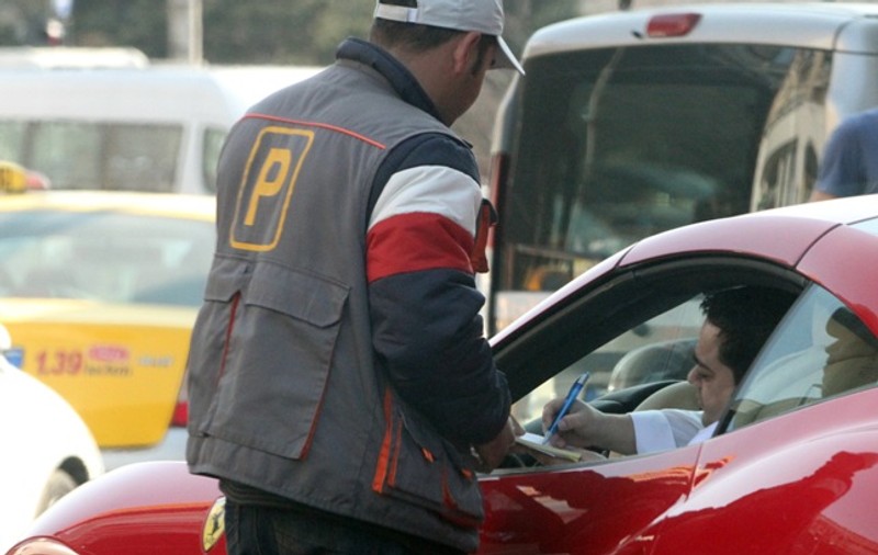 Ce miracol, ce Minune! Uite-l pe manelist cum dă autografe parcagiilor din scaunul OZN-ului său de lux