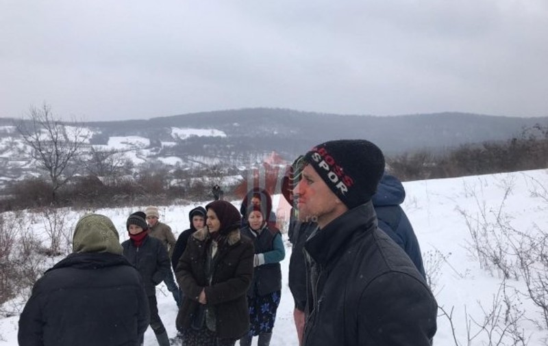 Un tânăr a fost găsit mort pe un câmp. Familia crede că a fost ucis de prieteni