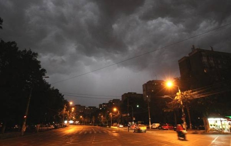 Nu scăpăm de ploi şi vijelii nici mâine