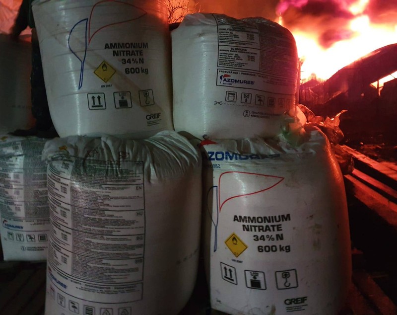 Incendiu violent la o hală din Ilfov. În interior sunt bazine cu acetonă și saci cu nitrat de amoniu. Avertizare prin RO-ALERT a populației din zonă