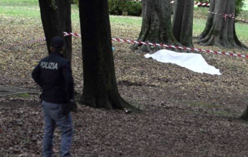 Un transsexual din România a fost găsit mort la Roma. Avea un cuțit înfipt în piept