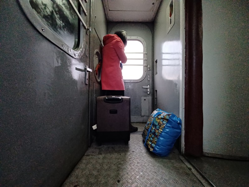 Desiree stă singură într-un colț din tren
