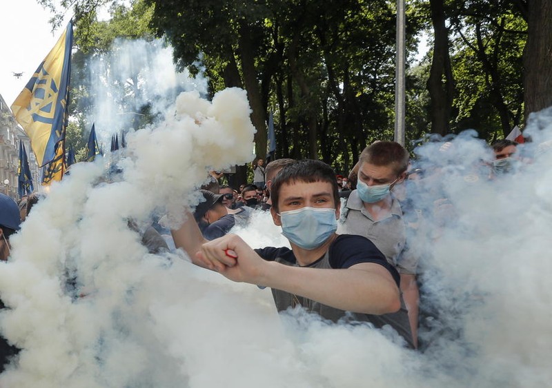 Protestatarii au atacat cu bastoane și au aruncat cauciucuri și pietre, sâmbătă, 14 august, la Kiev | Foto: EPA