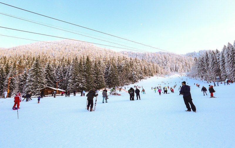 Se închid pârtiile din Brașov, din partea inferioară a masivului Postăvarul
