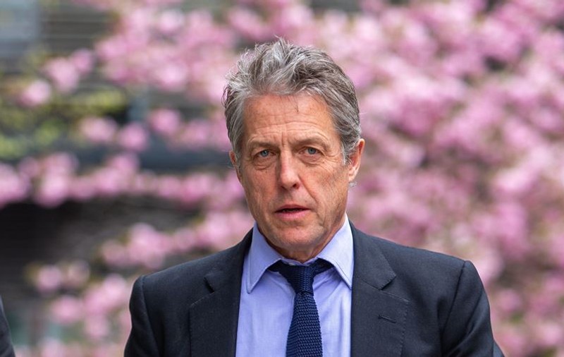Actorul Hugh Grant s-a înțeles cu tabloidul The Sun, acuzat că i-ar fi spart apartamentul și că ar fi pus un dispozitiv de urmărire în mașina sa