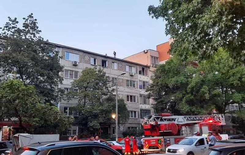 Bărbatul care amenința că se aruncă de pe un bloc cu patru etaje din Timișoara, după ce s-a certat cu soția, a fost convins să coboare