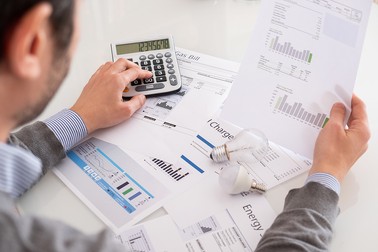 Verifică ultima factură și să vezi dacă este menționat că este calculată conform tarifului reglementat sau al unuia de piață concurențială