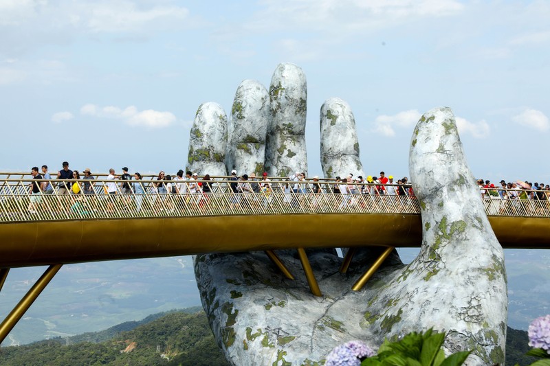 Golden Bridge din Parcul Tematic Ba Na hills