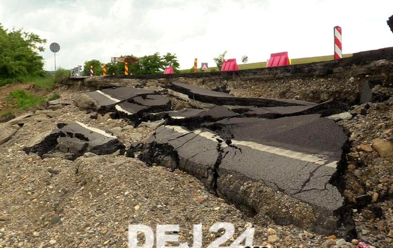 Drumul din Pasul Mesteacăn care s-a surpat va fi reabilitat. Zona a fost ocolită de tinerele care au murit în accidentul din Jibou