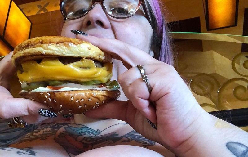FOTO | Un model de poze nud vrea să ajungă cea mai grasă femeie din lume. De ce a ajuns să-și dorească asta