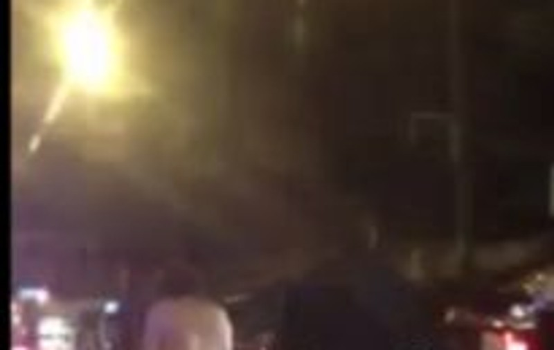 Înregistrare demenţială! Ce i-a făcut un bărbat gol puşcă unui poliţist! | VIDEO