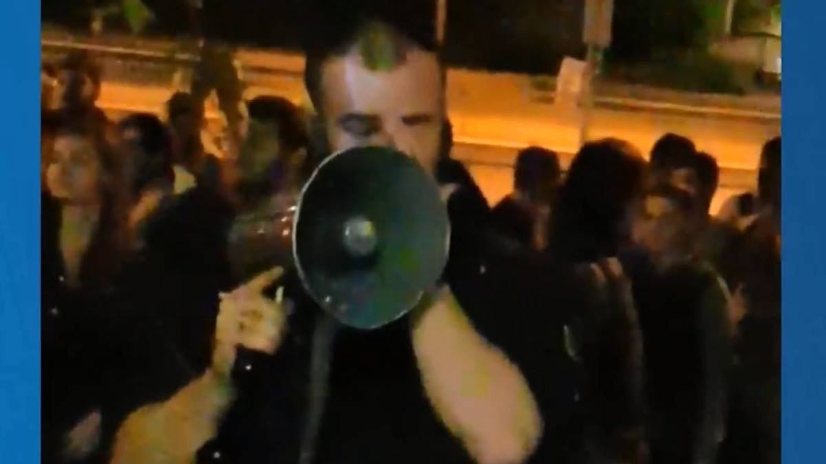 Un polițist care i-a ajutat pe românii din Munchen să voteze nu și-a mai putut stăpâni lacrimile. Filmul care a devenit viral