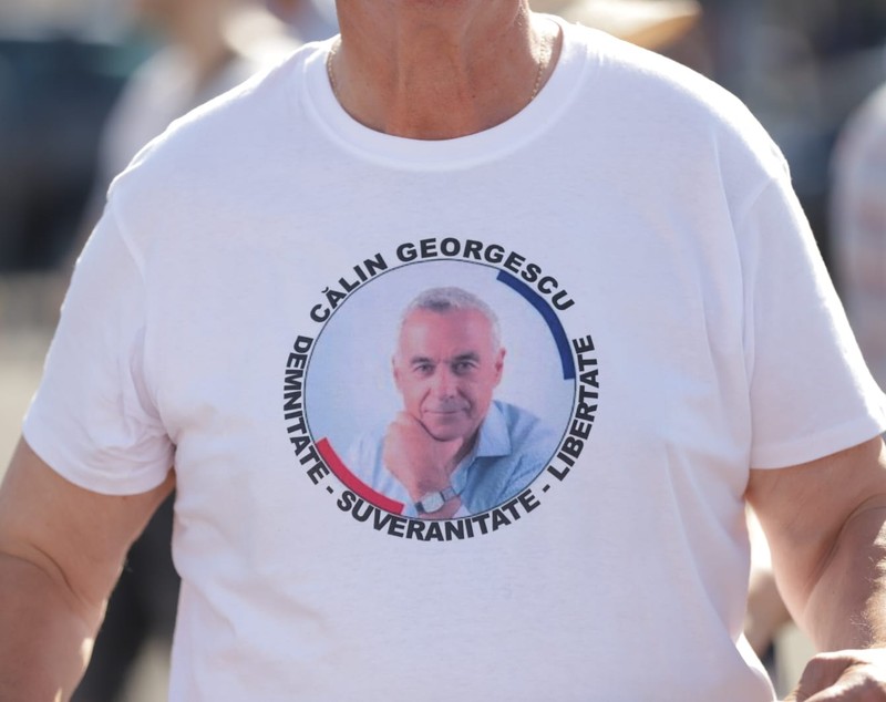 Susținătorii lui Călin Georgescu protestează în Piața Victoriei după majorarea TVA și își strigă nemulțumirile pe versurile unei melodii: „Tăiați de la voi, nu de la noi”