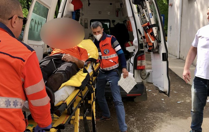 Un bărbat și-a înjunghiat colegul de pahar, după ce acesta a refuzat să-i facă cinste cu o bere, în Botoșani