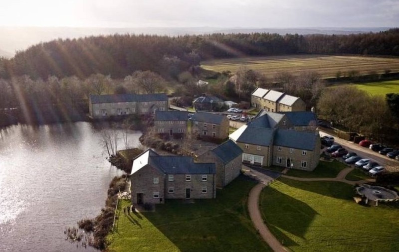 Lacul Darwin include un lac de pescuit și aproximativ 20 de acri de peisaj rural din Derbyshire