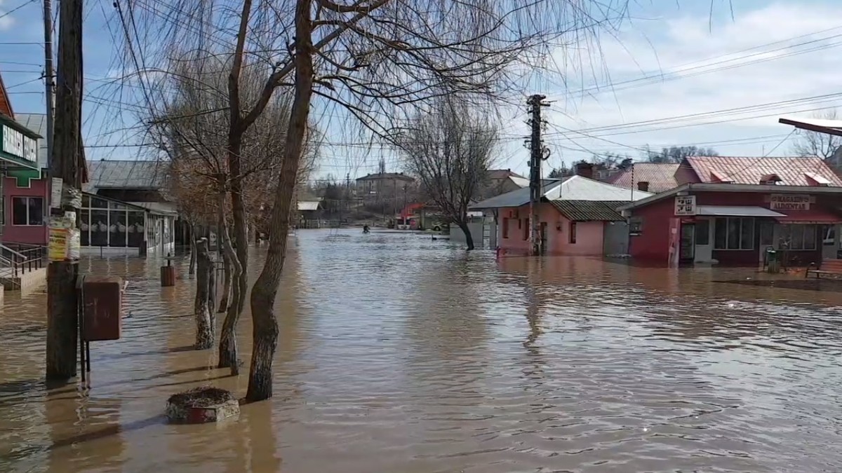 Cod roșu de inundații în două bazine hidrografice din Harghita și Brașov până marți, la miezul nopții
