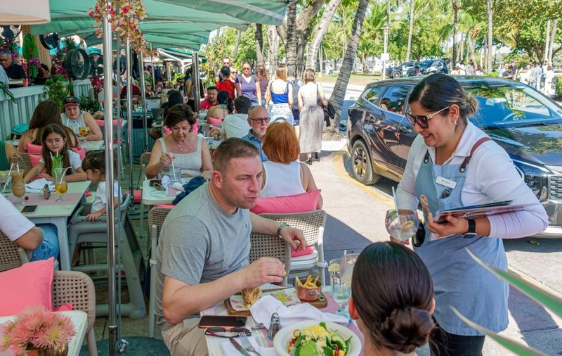 Un restaurant își anunță clienții că dacă nu pot da bacșiș, să nu se așeze la masă: „Nu vă permiteți să mâncați aici”