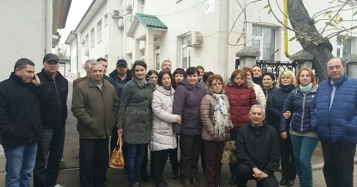 Sute de angajați ai APIA din țară au ieşit în stradă, nemulţumiţi că le vor scădea salariile