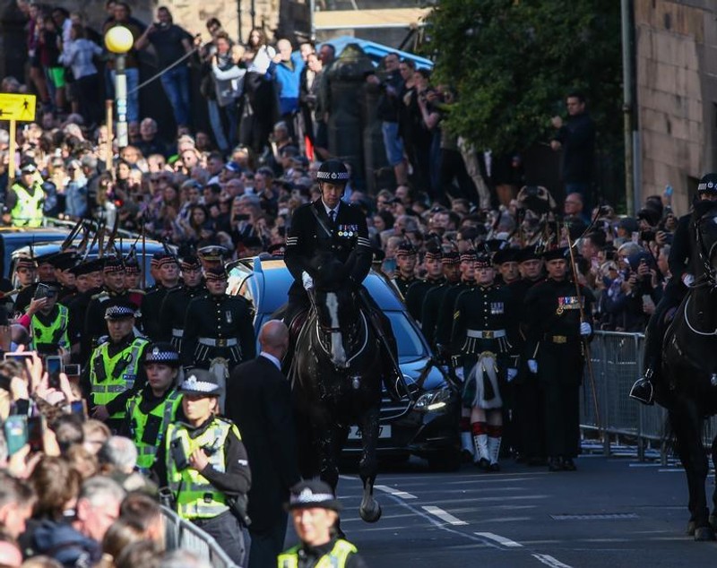 Sicriul reginei Elisabeta a II-a, depus la catedrala din Edinburgh, după o procesiune condusă de regele Charles al III-lea | VIDEO