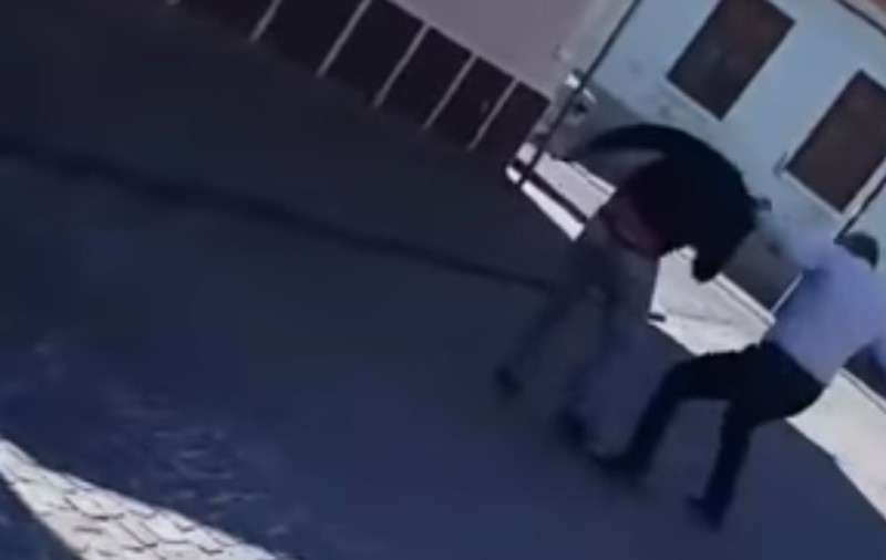 VIDEO | Un hoț de bijuterii a fost prins în fapt chiar de patronul magazinului și bătut în plină stradă