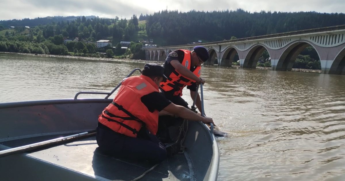 Doi pompieri intervin cu o barcă pentru salvarea persoanelor sinistrate din Suceava, 28 iulie 2025