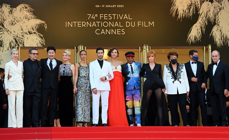 Jessica Hausner, Kleber Mendonca Filho, Song Kang-Ho, Melanie Laurent, Mati Diop, Tahar Rahim, Maggie Gyllenhaal, Spike Lee, Mylene Farmer, Roselyne Bachelot, Pierre Lescure și Thierry Fremaux (foto Profimedia)