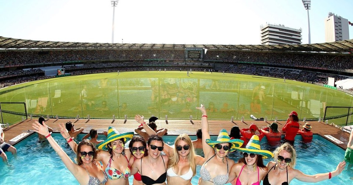 Australienii au construit un stadion cu piscină