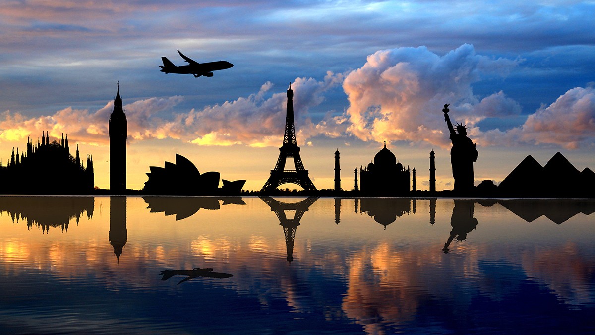 Consiliul Concurenței a amendat 13 agenții de turism. Avion deasupra unei destinaíi turistice