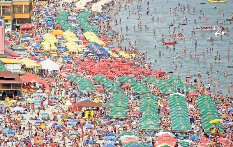 Distracție cu porția pe plajele din Mamaia! Aleșii locali vor chefuri cu orar fix