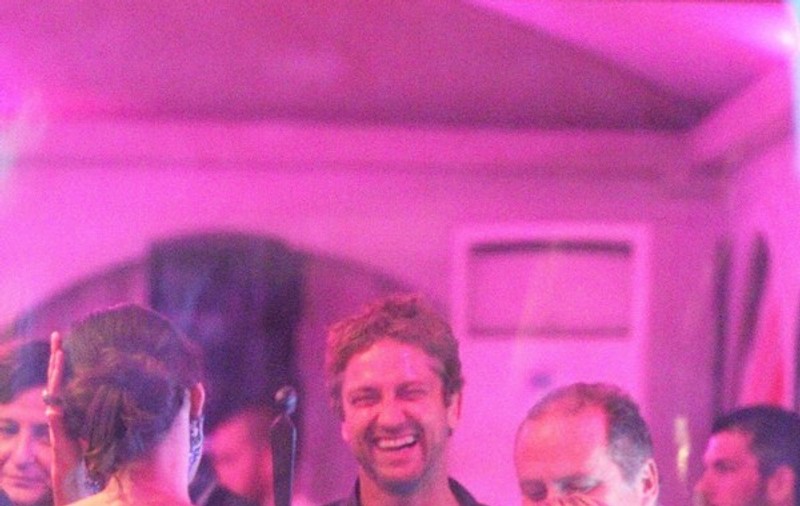 Ce nu face GERARD BUTLER pentru MĂDĂLINA GHENEA! Uite cu ce a VENIT DUPĂ EA la O PETRECERE! FOTO