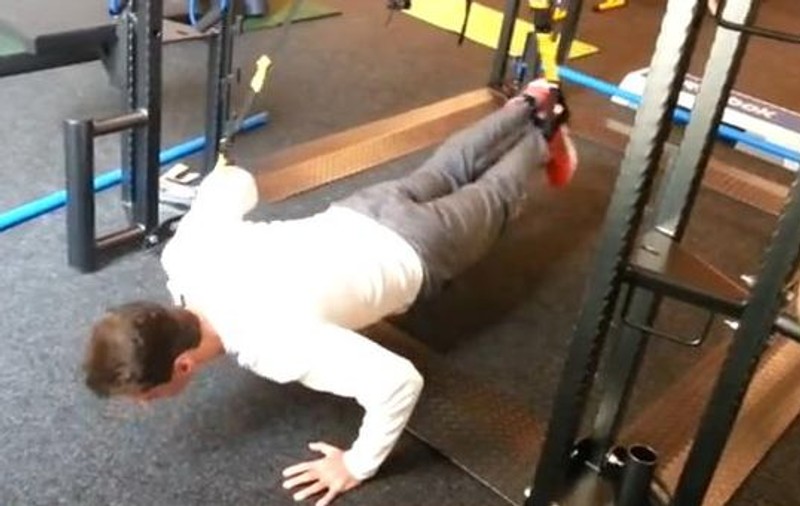 Mircea Badea, mai ceva ca Chuck Norris! Vedeta face flotări într-o mână. În mâna stângă... | VIDEO
