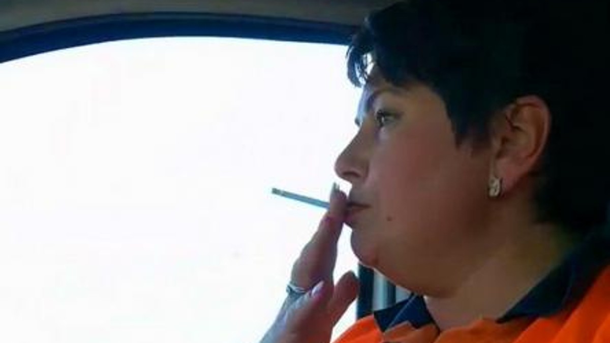 O asistentă de la Ambulanța Bihor a fost filmată în timp ce fuma în mașină în timpul unei misiuni!