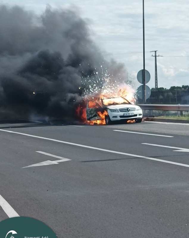 Mașina unei familii de români cu copii mici a luat foc în mers, pe autostradă, în Ungaria: „Au încercat să-l calmeze”. VIDEO