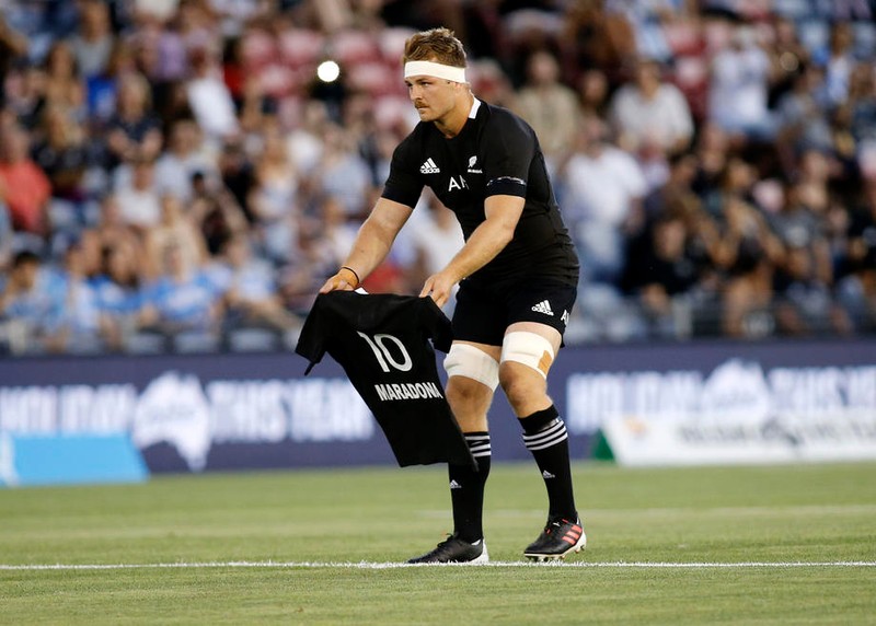 Căpitanul All Blacks, Sam Cane, a depus un tricou al naţionalei sale, purtând numărul 10 şi pe care scria Maradona, la centrul terenului, în semn de respect faţă de fostul fotbalistul argentinian FOTO: EPA-EFE/DARREN PATEMAN