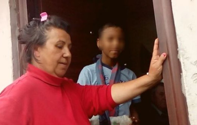 Măritată cu un african, o femeie din Suceava a revenit acasă de teama războiului din Guineea