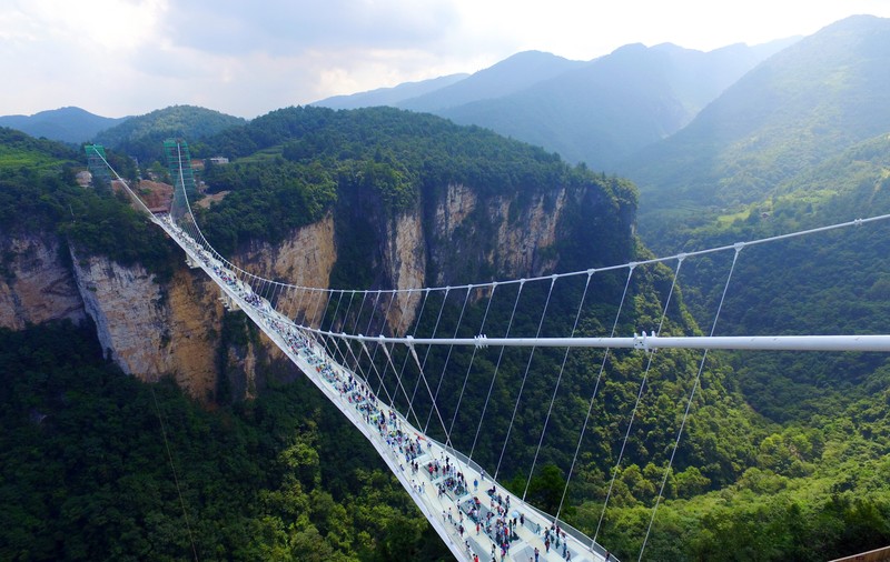 China a închis cel mai mare pod de sticlă, la 13 zile de la inaugurare