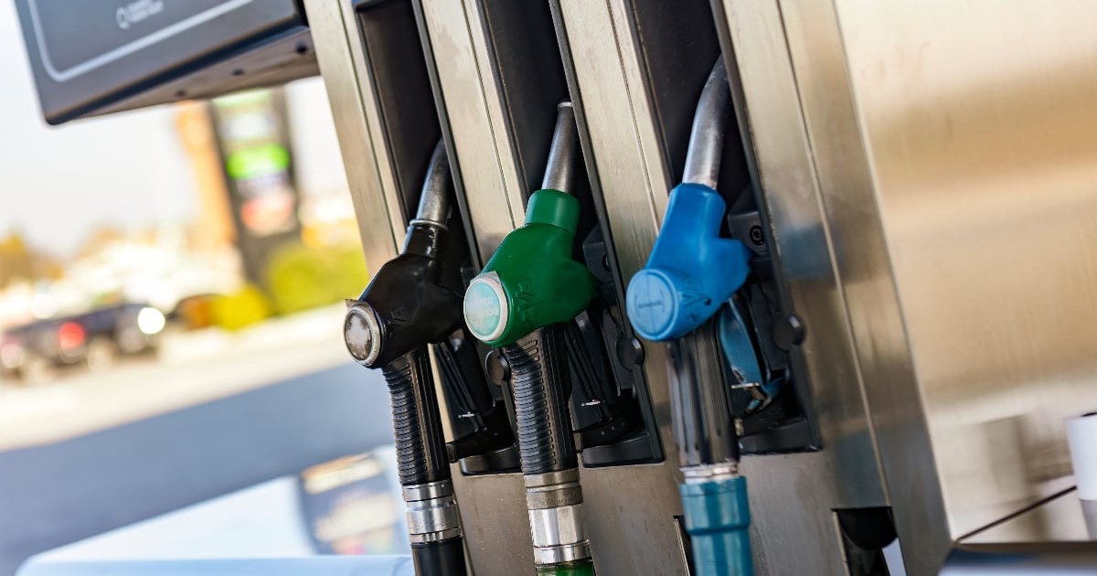 Mai multe pistoale de alimentare sunt aliniate la o pompă de benzină, fiecare având culori diferite pentru tipurile de carburant. Echipamentul este amplasat într-o stație modernă, pregătit pentru alimentarea vehiculelor.